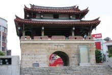 The Old East Gate Yíngxī (Welcome Sunlight)