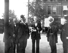 科普在图片中间。曝光是在1896年布法罗举行的美国科学促进会会议上拍摄的。 p830