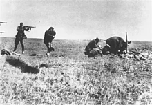 SS Einsatzgruppen zamordowała wielu cywilów, w tym tę kobietę, która próbuje chronić swoje dziecko swoim ciałem tuż przed rozstrzelaniem.
