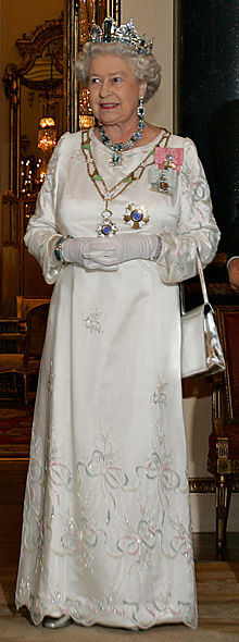 Ved en statsbanket på Buckingham Palace bærer Hendes Majestæt den store krave af den brasilianske orden Southern Cross Order og en halskæde af brasilianske akvamariner.  