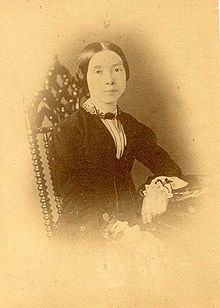  Emily Dickinson war eine Dichterin, die vor allem wegen ihrer Familie leidet, die aber immer weiter voranschreitet, um eine der bekanntesten Dichterinnen zu werden (dies ist vielleicht ein Bild von ihr)