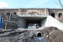 Reinforced concrete in place (left), concrete already set in the finished state (right)