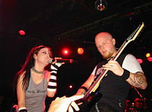 Lee und Moody treten 2003 in Barcelona auf