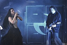 Evanescence bei einem Auftritt in Le Zenith, Paris im Jahr 2004. Lee wird mit dem Gitarristen Terry Balsamo dargestellt, der Moody als Lead-Gitarrist der Band ersetzte.