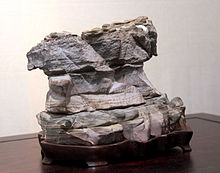 Suiseki und seine hölzerne Basis auf der "Ausstellung Suiseki und Shangshi" in Prag, 2011