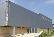 Die Fassade dieser Bibliothek sieht wegen der Sandwich-Paneele schöner aus.