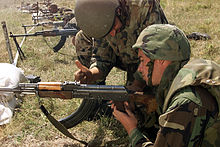 Ein rumänischer Soldat zeigt einem US-Marine, wie man eine RPK, eine automatische Truppenwaffe, räumt.
