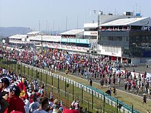 Fanii pe pista de curse după cursa de la Marele Premiu al Ungariei din 2003.