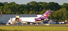 Un FedEx 727 la Portland International Jetport cu ușile cargo deschise