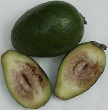 Pārgatavojušos augļus sagriež