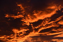 At sunset, only the underside of the clouds is illuminated reddish. The upper side lies in their shadow.