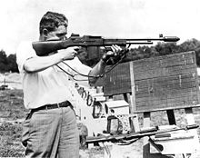 En FBI-mand bruger Colt Monitor (R 80).  