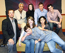 De medvirkende i Firefly: (Fra venstre til højre, top til bund) Adam Baldwin, Ron Glass, Summer Glau, Alan Tudyk, Sean Maher, Jewel Staite, Morena Baccarin og Nathan Fillion ved Serenity-"flanvention" i 2005.