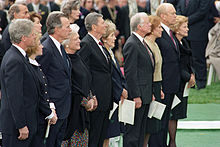 Die Reagans (Mitte) bei Richard Nixons Staatsbegräbnis, 1994