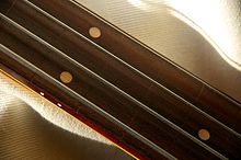 Flatwound snaren op fretloze basgitaar  