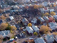 O local do acidente. O avião caiu no bairro de Belle Harbor em Queens, no cruzamento da Newport Avenue com a Beach 131st Street. Todos a bordo do vôo 587, juntamente com 5 pessoas em terra, morreram.