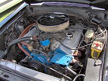 V8-motor monteret i en bil.  