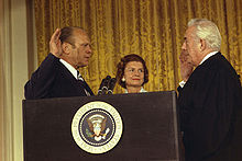 Gerald Ford skládá po Nixonově rezignaci prezidentskou přísahu.
