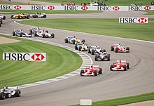 Formel 1-bilar slingrar sig fram genom infield-sektionen på Indianapolis Motor Speedway under USA:s Grand Prix 2003.  