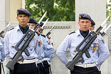 Fusiliers de l'armée de l'air française avec FAMAS.