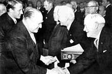 A cerimônia de entrega do Prêmio Nobel da Paz em 1963, quando o prêmio foi concedido conjuntamente ao CICV e à Federação. Da esquerda para a direita: Rei Olav da Noruega, Presidente do CICV Leopold Boissier, Presidente da Liga John MacAulay. (Foto de: www.redcross.int)