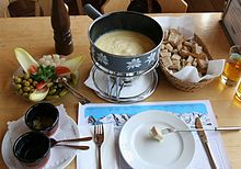 Eine komplette Käsefondue-Gruppe in der Schweiz.