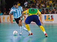 Muži hrající futsal za své země, Argentinu (bílá) a Brazílii (žlutá).