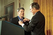 Der ehemalige Präsident Ronald Reagan kehrt ins Weiße Haus zurück, um 1993 die präsidiale Freiheitsmedaille von Präsident George H. W. Bush entgegenzunehmen.