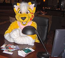 Μια γούνινη στολή στο Anthrocon, τη μεγαλύτερη γούνινη συγκέντρωση στον κόσμο.