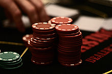 Pokerimerkit, joita käytetään usein uhkapeleissä.