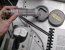 Laboratoriebrug af en geigertæller med en sonde med endevindue til måling af betastråling fra en radioaktiv kilde  