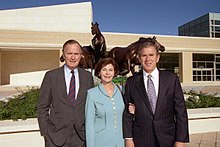 Guvernør Bush (til højre) sammen med far, tidligere præsident George H. W. Bush, og hustru Laura, 1997  