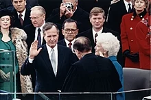 Bush vannoo virkavalansa presidentiksi 20. tammikuuta 1989.  
