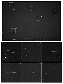 5 x 6 asteen näkymä geostationaarisen vyön osasta, jossa näkyy useita geostationaarisia satelliitteja. Päiväntasaajan yläpuolella olevat satelliitit muodostavat kuvan poikki vinon vyön: tämän viivan yläpuolella näkyy muutamia kohteita, joilla on pieni kaltevuus päiväntasaajasta. Huomaa, että satelliitit ovat pistemäisiä, kun taas tähdet ovat luoneet pieniä jälkiä Maan pyörimisestä johtuen.  