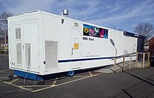 Egy mobil MRI-egység látogatása a Glebefields Egészségügyi Központban, Tipton, Anglia