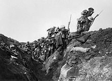 I soldati britannici "scavalcano la cima", o lasciano le loro trincee nella battaglia della Somme