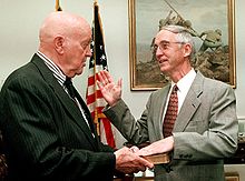 Gordon England bliver "taget i ed" som minister for flåden i 2001.