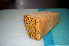 Kawałek Grana Padano z włoskiego supermarketu