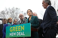 A Rep. Americana Alexandria Ocasio-Cortez fala sobre o New Deal Verde em fevereiro de 2019.