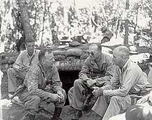 Den amerikanske hærs generalmajor Alexander Patch (i midten) tager over efter Vandegrift (til højre) den 9. december 1942.  