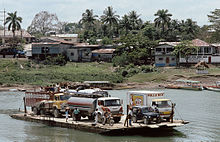 Ferry cruzando el río Pasión en Sayaxché.