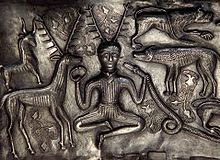 Billede af en hornfigur på Gundestrup-kedlen, om guden Cernunnos.