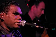 Geoffrey Gurrumul Yunupingu ist ein zeitgenössischer indigener Darsteller, der in den Yolŋu Matha-Sprachen singt.
