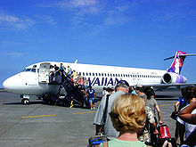 Utasok a Hawaiian Boeing 717-200-as repülőgépére szállnak fel a Kona nemzetközi repülőtéren egy szigetközi járatra.