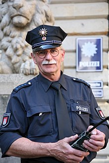 Komendant hamburskiej policji na służbie w hamburskim ratuszu.