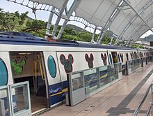 Een trein van de Disneyland Resort Line wacht op vertrek  