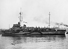 HMS Lawford, jedna z několika fregat třídy Captain přestavěných na velitelskou loď pro vylodění v Normandii.
