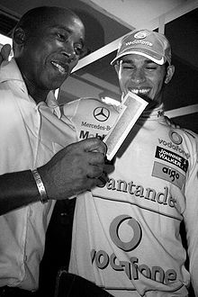 Anthony Hamilton, Lewis' Vater, beim Feiern mit Lewis nach dem Großen Preis von Brasilien 2008. Bis März 2010 war Anthony Hamilton auch der Manager seines Sohnes.