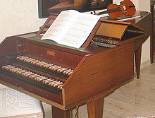 Een modern klavecimbel met twee klavieren. Het is een kopie van een barokinstrument.  