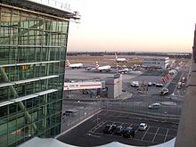 Londra Heathrow Havalimanı Terminal 5, Birleşik Krallık. Burası uluslararası yolcular için en yoğun havalimanıdır.